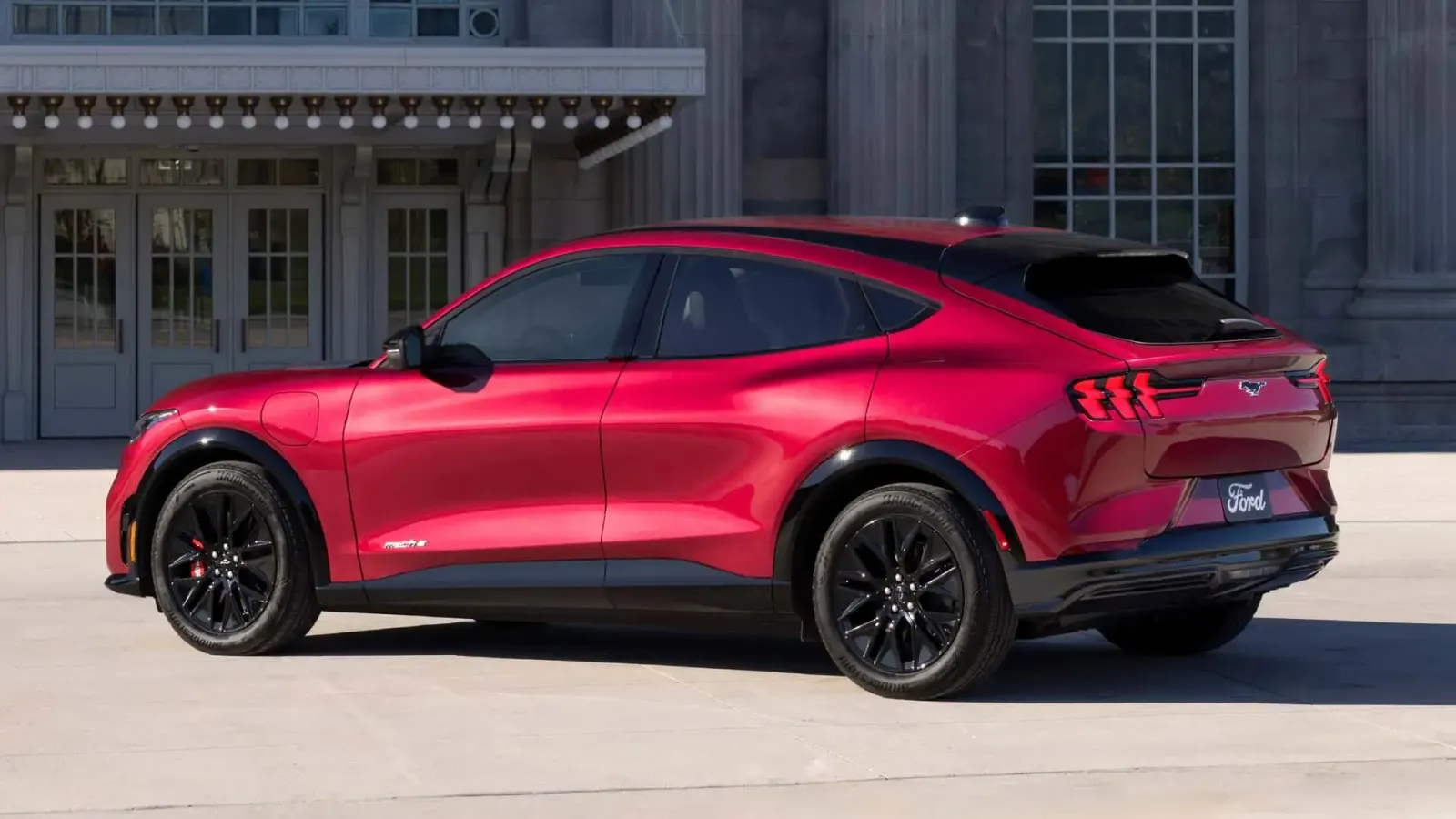 Ford Mustang Mach-E 2025 com pacote de aparência esportiva