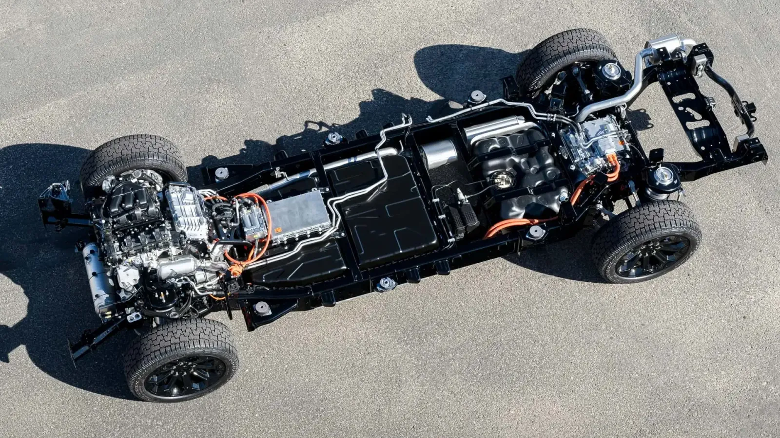 Un EREV è essenzialmente un’auto elettrica, ma dispone anche di un motore a combustione che aziona un generatore per ricaricare la batteria mentre si viaggia. Tuttavia, non esiste alcuna connessione meccanica tra il motore e le ruote.