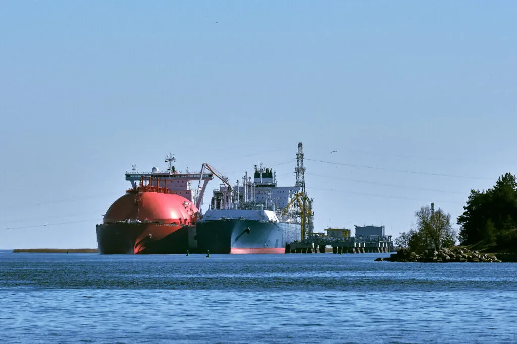 Nave cisterna per LNG e imbarcazione utilizzate come terminali galleggianti per lo stoccaggio e l’importazione di LNG nel porto. Fornitura alternativa di gas, trasporti commerciali, crisi energetica, diversificazione