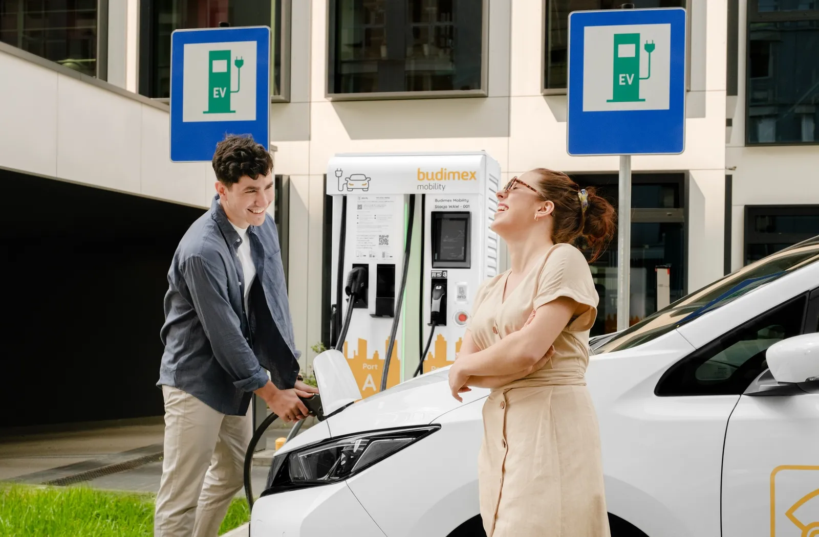 Budimex riduce i prezzi per le vacanze: 1,8 zł/kWh per carica diretta, 1,56 zł/kWh per carica indiretta. Alcune stazioni di ricarica, soprattutto nel Pomerania e nelle zone lacustri.