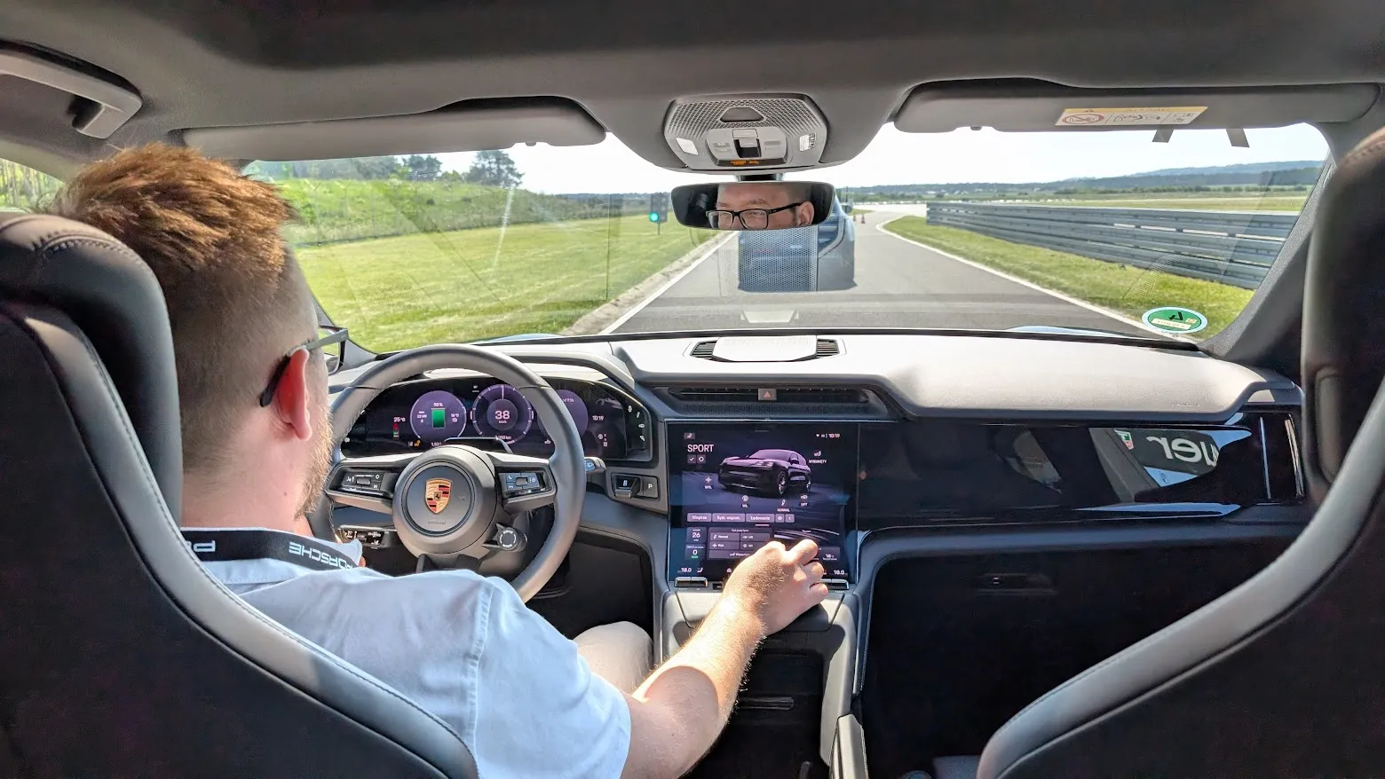 interno della Porsche Cayenne elettrica