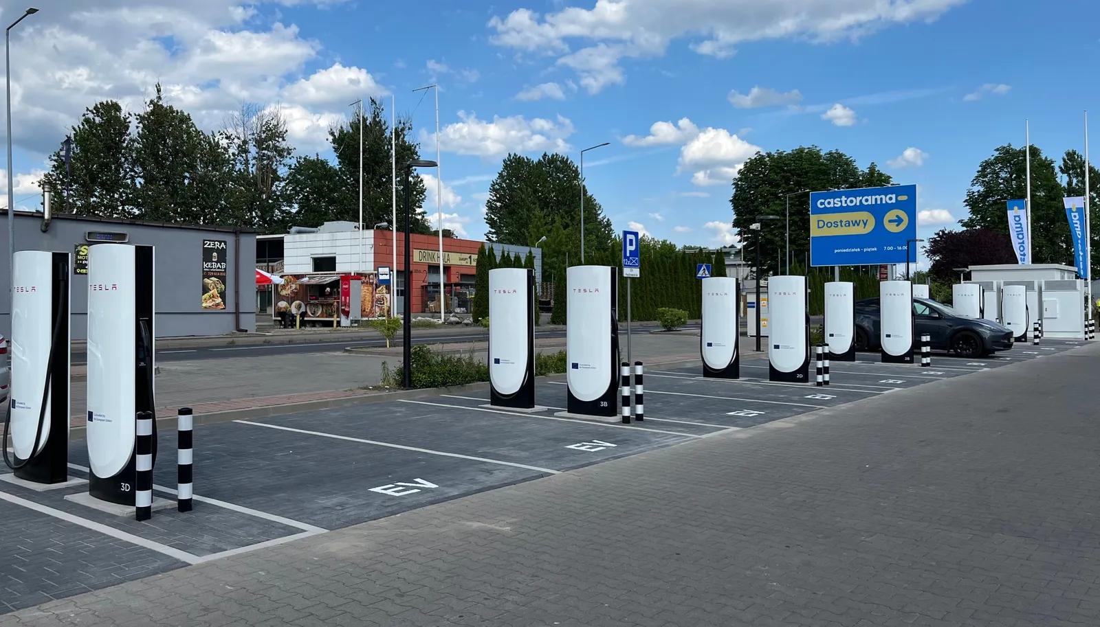 PIŁA Supercharger aperto. Alcuni giorni fa è stato attivato anche il Supercharger KRAKÓW PŁNOC (Opolska).