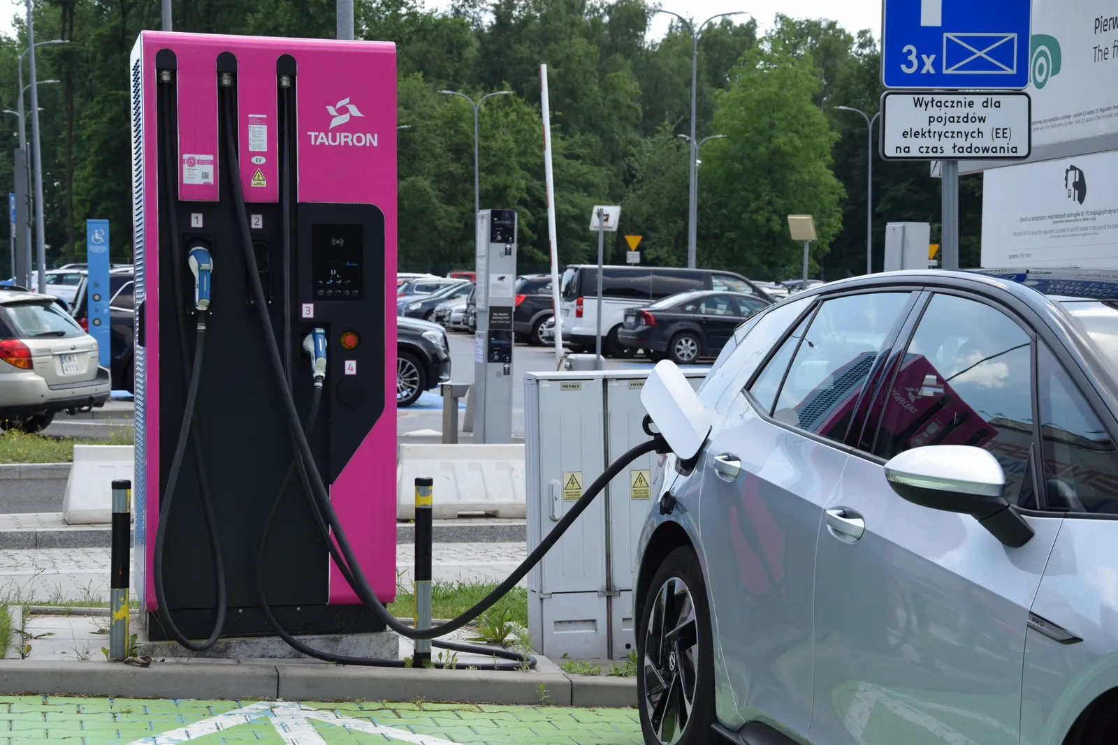 Tariffe di ricarica vantaggiose in Tauron: in estate addirittura 0,49 zł/kWh, in inverno fino a 2,09 zł/kWh per la ricarica DC – conosciamo i primi dettagli dell’iniziativa. Inizio a luglio