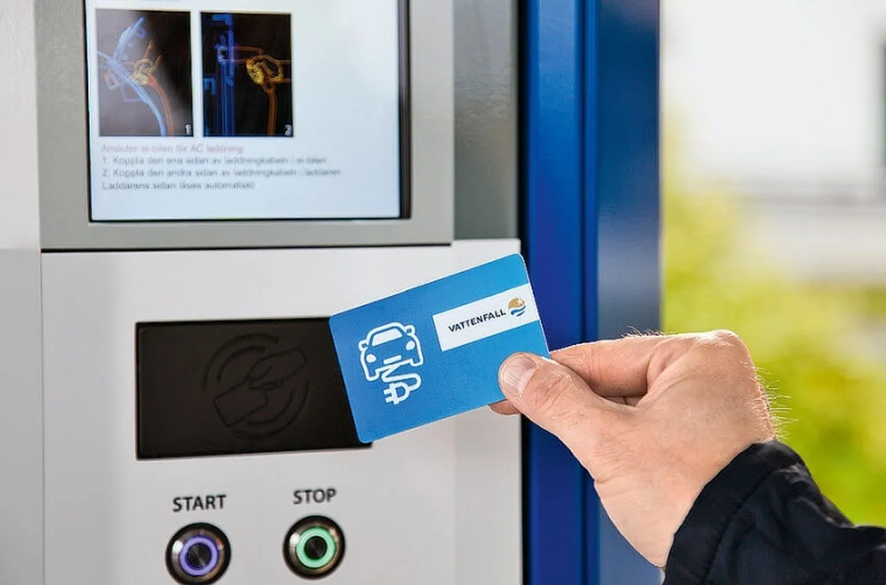 Vattenfall: Pagare di più per i carburanti è uno spreco di denaro. Una scelta migliore è sostenere le auto elettriche.