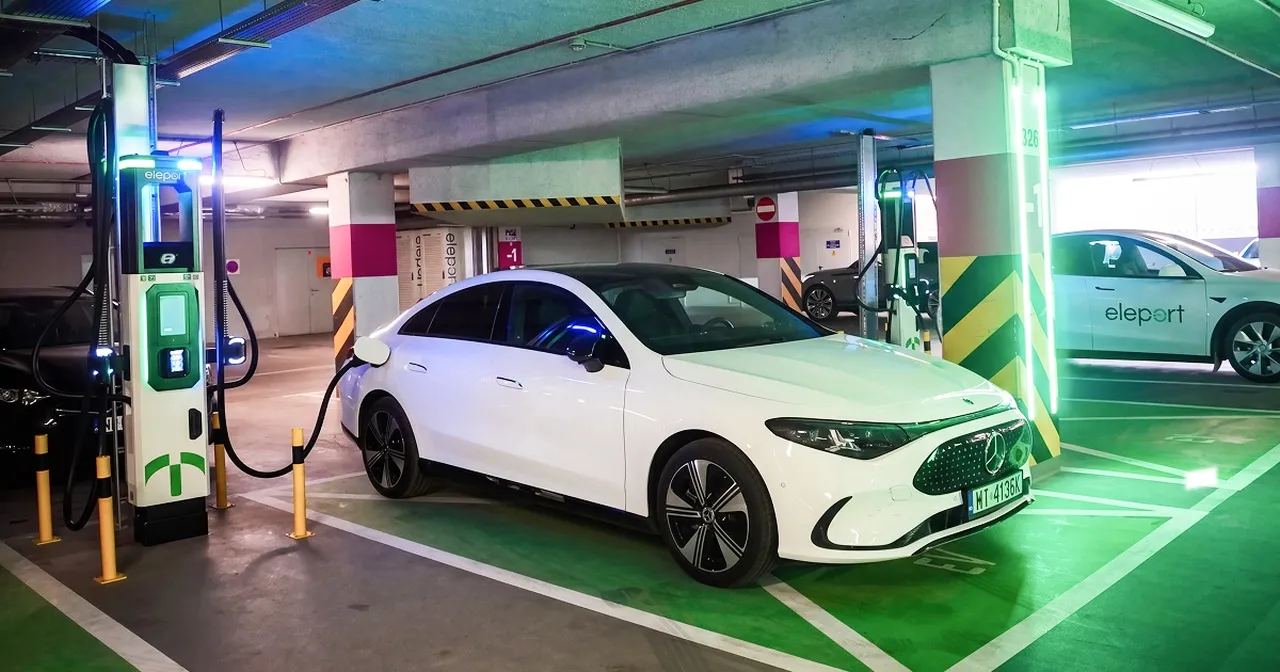 VARSAVA. L’eleport situato vicino a CH Reduta offre un prezzo di 1,89 zł/kWh per le colonne di carica da 180 kW. Ekoen e Tesla sono più economiche di notte [aggiornamento].