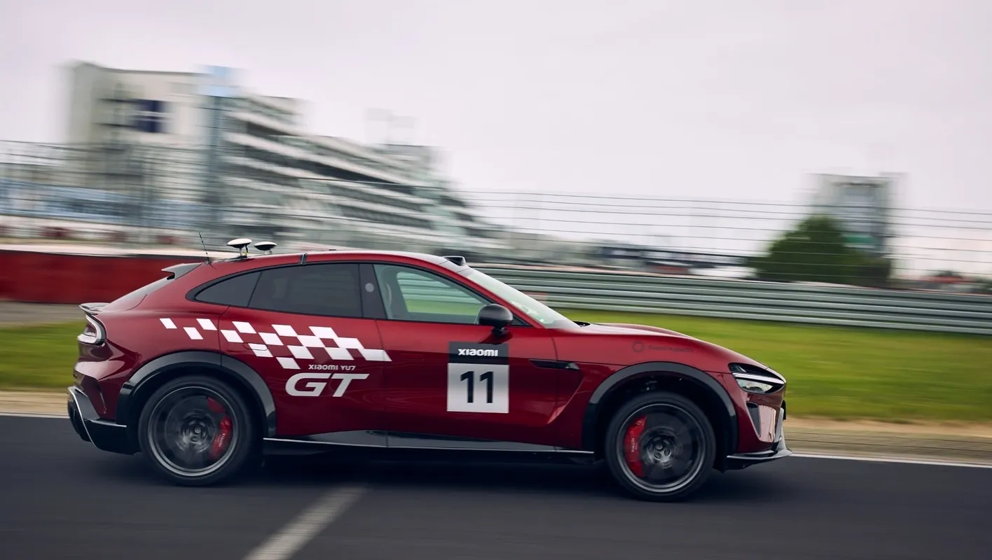 Xiaomi YU7 GT senza pilota (!) ha percorso il Nürburgring in 10:29,4 minuti [video]. 3 minuti peggio di un professionista. Per ora