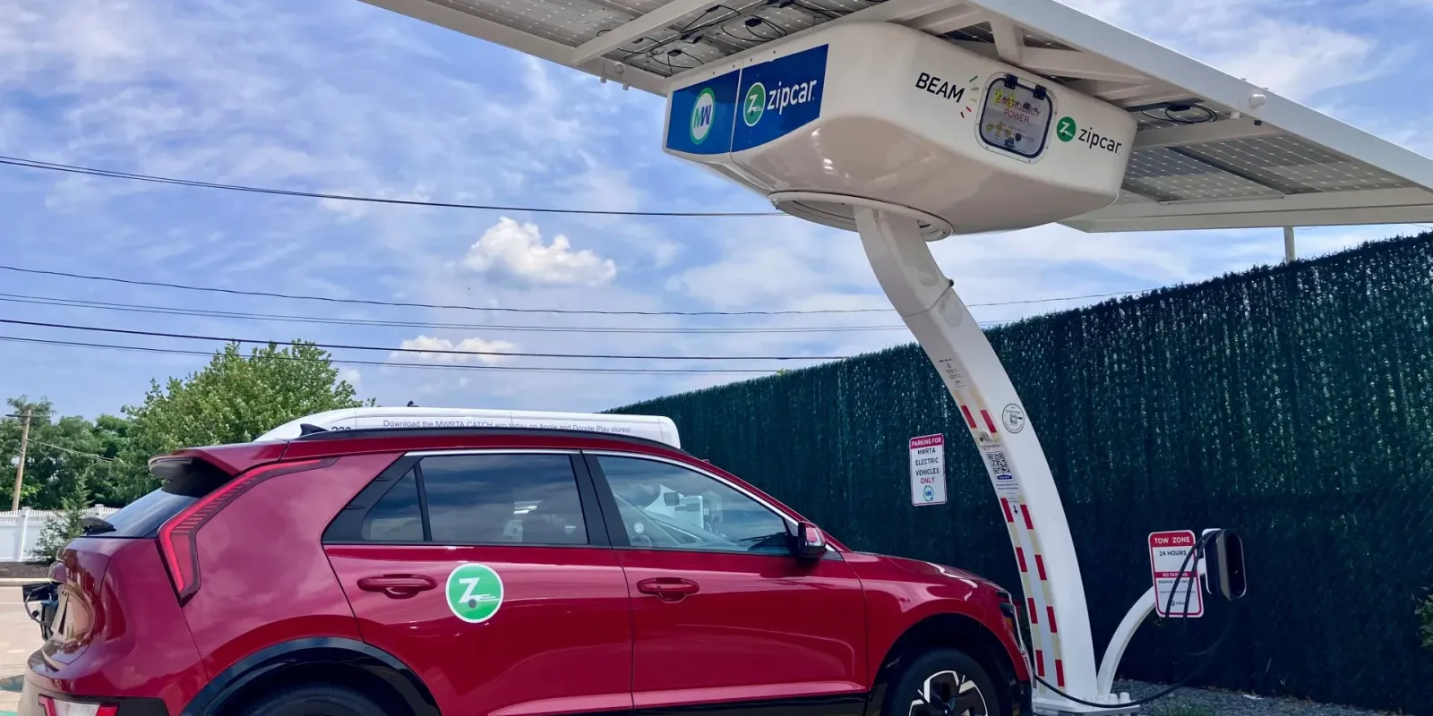 Un nuovo progetto pilota Zipcar abbinisce veicoli elettrici condivisi a sistemi di ricarica solare autonomi.