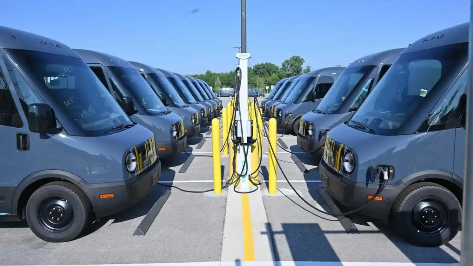 Furgões elétricos de entrega da Amazon carregando