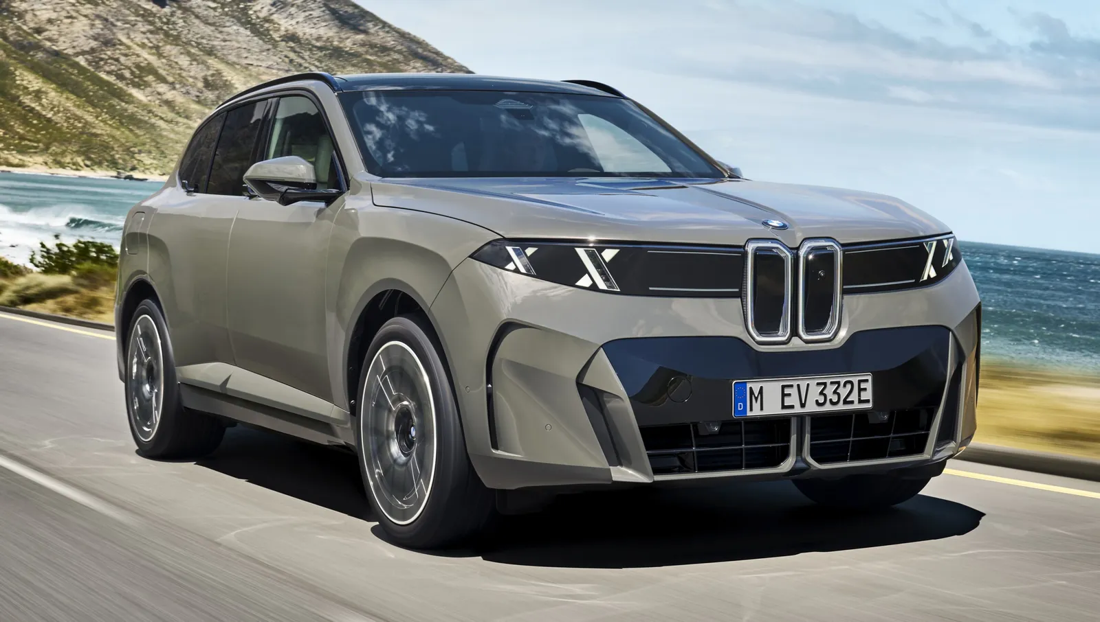 Il BMW iX5, il primo BMW X5 elettrico della storia, è stato presentato. Batteria da ~148 (141) kWh, autonomia di 845 km secondo lo standard WLTP.