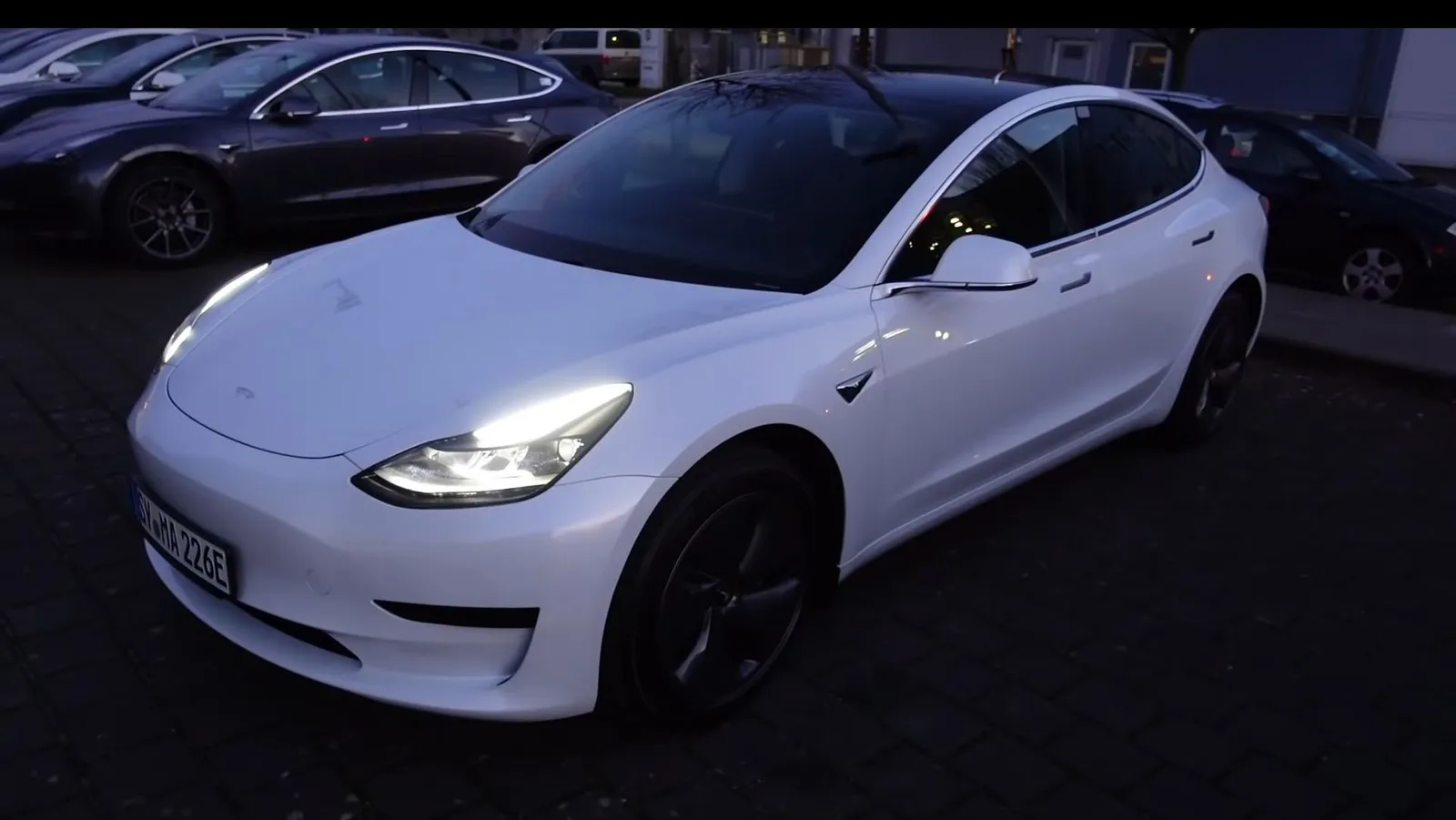 Quindi quelle luci abbaglianti nelle Tesla non sono del tutto frutto di esagerazioni? La NHTSA americana chiede modifiche.