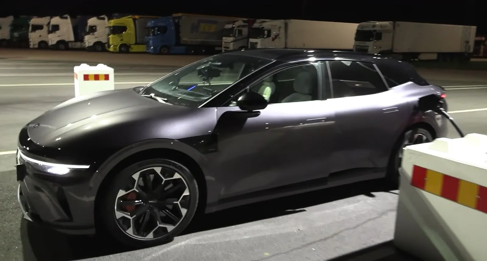 Le auto elettriche con cambio batteria stanno raggiungendo le automobili a combustione interna; il Zeekr 7GT, grazie alla ricarica ultraveloce, sta eguagliando i tempi del cambio batteria [YouTube]