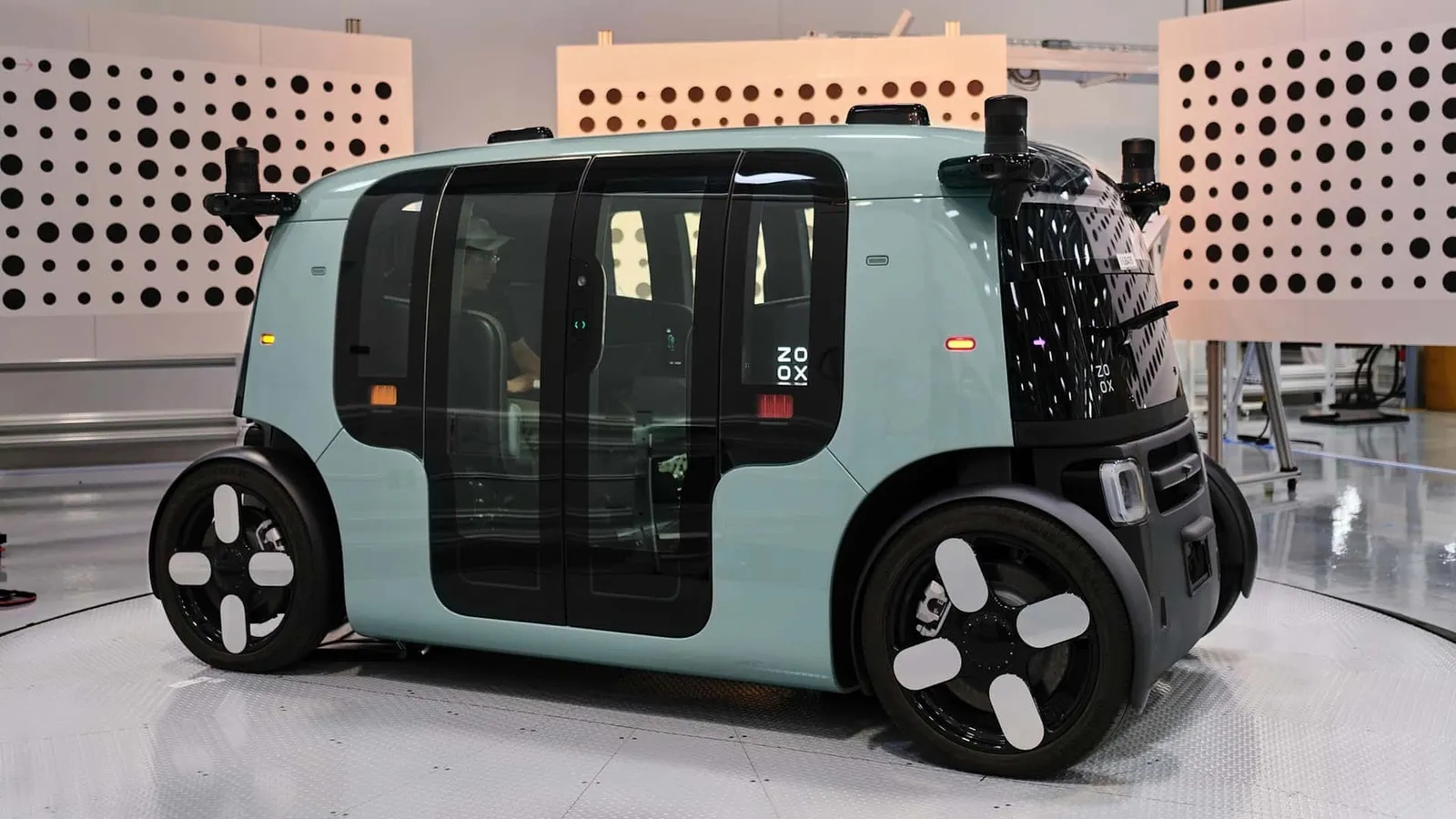Per la prima volta, gli Stati Uniti hanno autorizzato i robotaxi senza volante di Zoox a effettuare viaggi a pagamento.