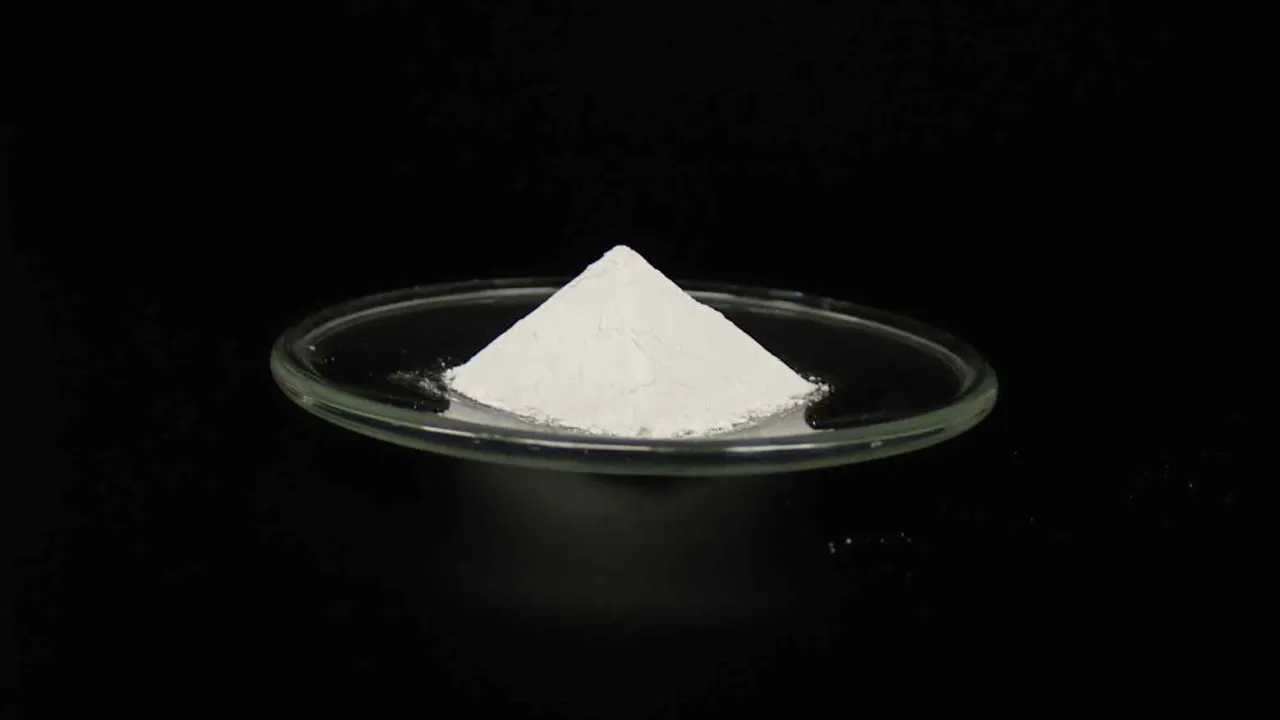 I giapponesi hanno creato un elettrolita alcalino per le celle a stato solido. Efficace, più economico da produrre, il lancio potrebbe avvenire a breve.