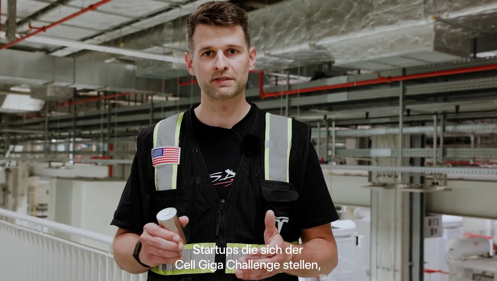 Il settore tedesco rallenta sempre di più, mentre Tesla in Germania accelera e vuole assumere. E sfida le startup.