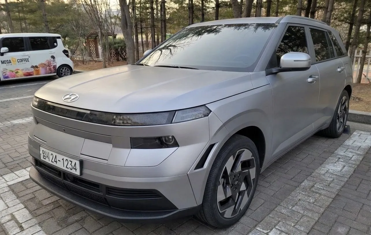 La nuova Hyundai Kona è stata fotografata senza camuffamenti. Non è chiaro se perderà la versione elettrica, come la Kia Niro.