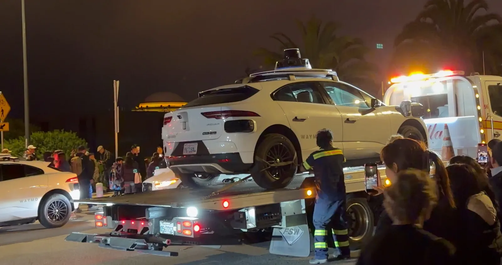 Una ventina di Waymo si sono nuovamente bloccate per le strade di San Francisco [video]. Passeggeri (inclusi bambini) intrappolati all’interno