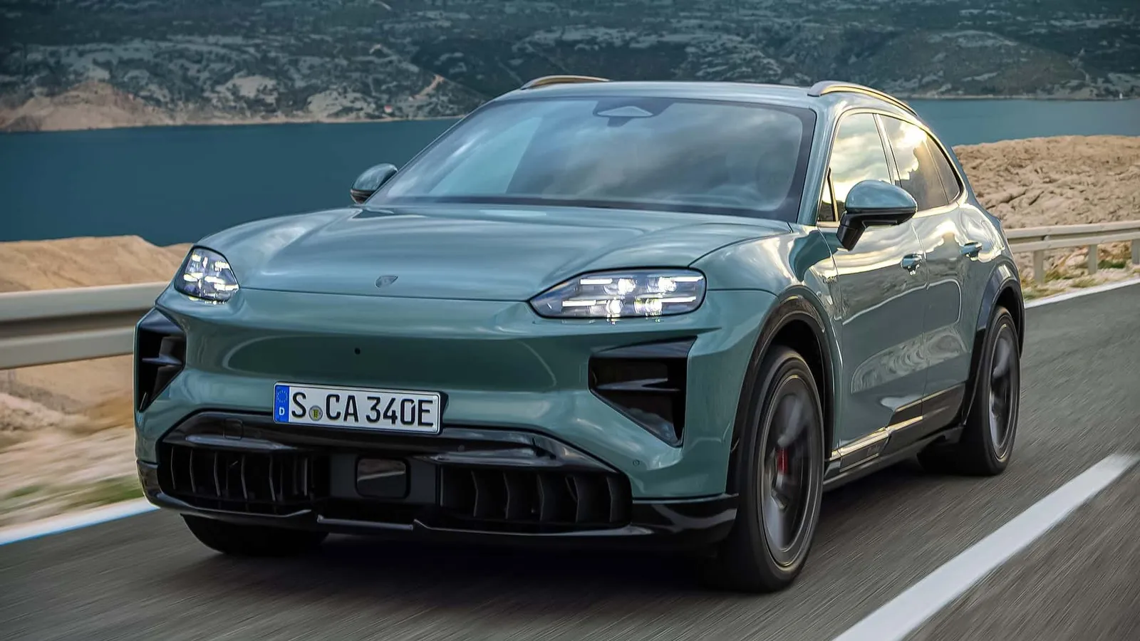 Il Cayenne elettrico di Porsche, pesante 6.000 libbre, supera le supercar nei tempi per raggiungere i 60 mph.