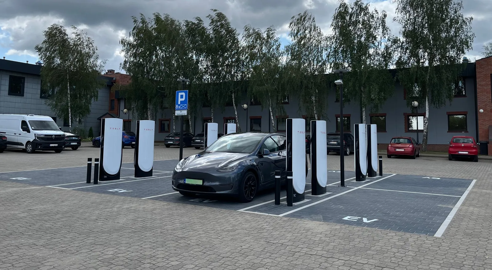 STRYKÓW Supercharger disponibile per auto di tutte le marche. 8 posti, prezzi con abbonamento eccellenti