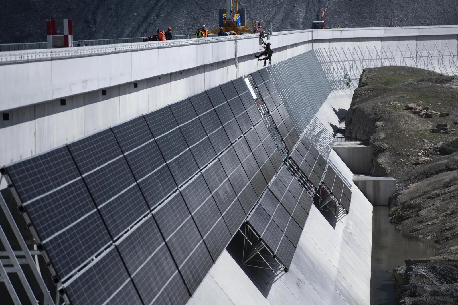 Gli svizzeri hanno installato pannelli solari sulla diga vicino al lago della centrale elettrica. Il risultato: la produzione di energia in inverno è aumentata di tre volte.