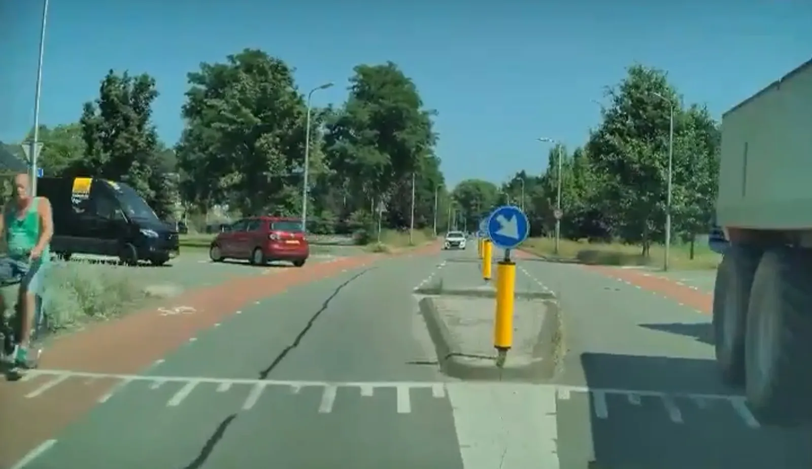 Tesla FSD (Supervisionato) contro la corsia di marcia bloccata. Anche io avrei dei dubbi su come procedere in questa situazione [video]