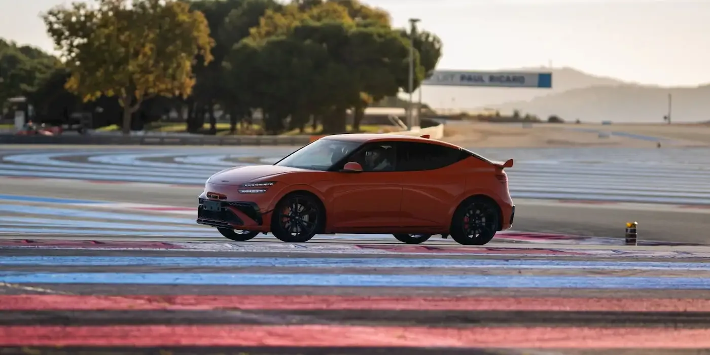 Il Genesis GV60 Magma costa 10.000 dollari in più rispetto all’Hyundai IONIQ 5 N