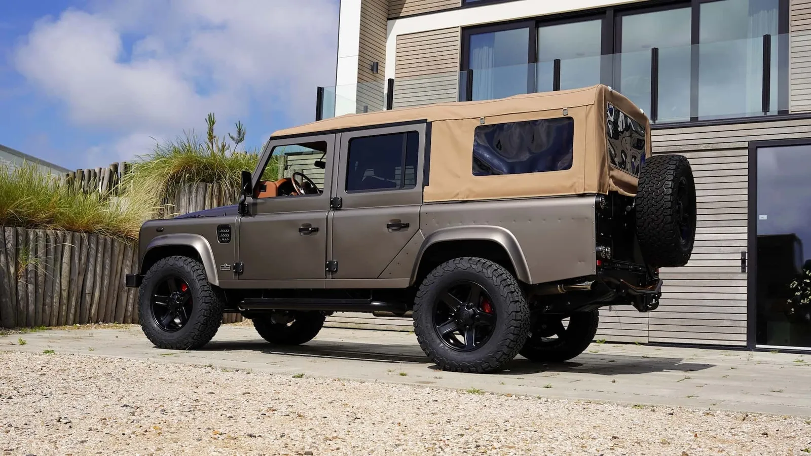Questo Defender Land Rover elettrico a quattro motori ha un’autonomia maggiore di alcuni modelli Tesla.