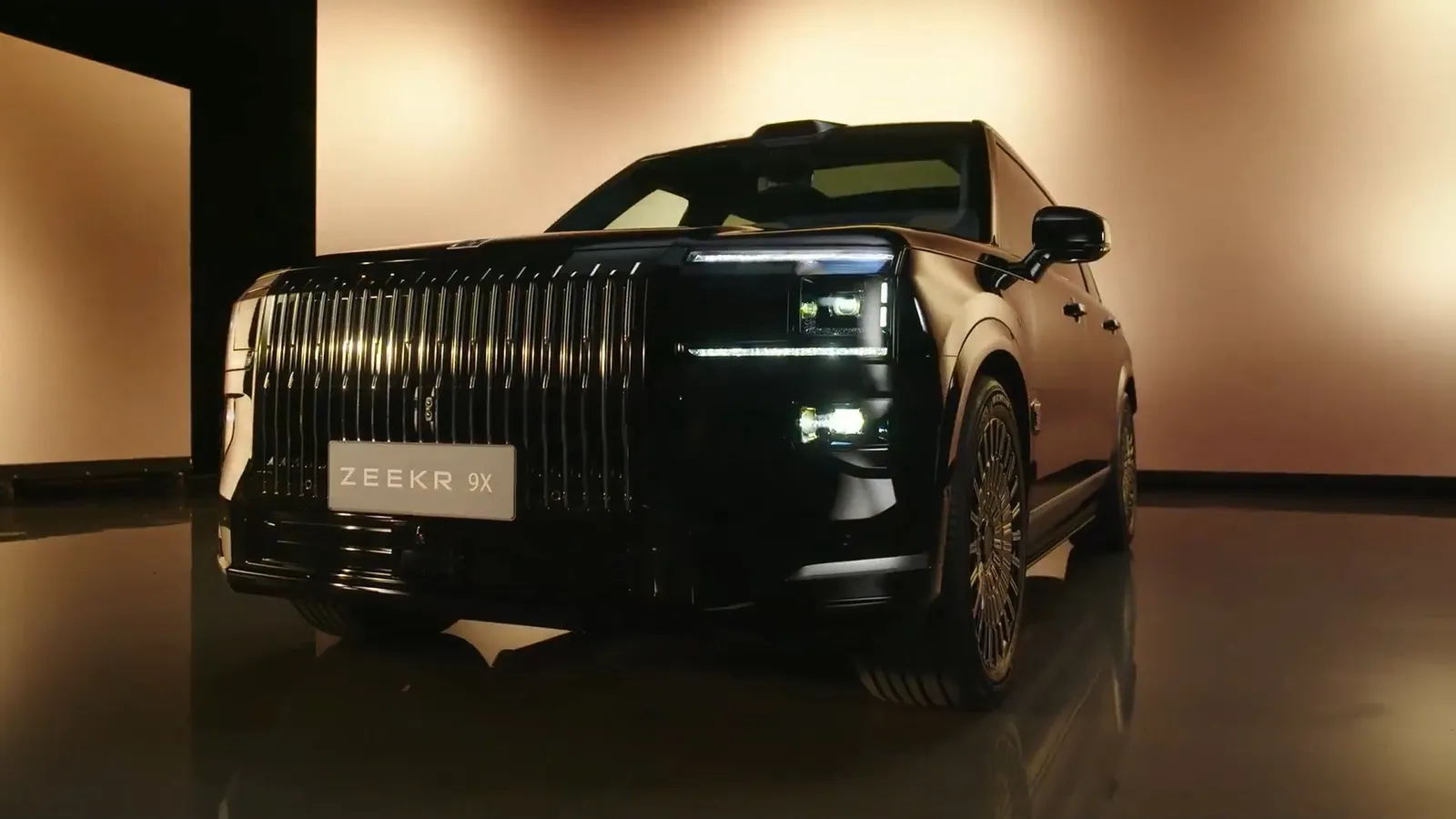 Il Zeekr 9X arriva inaspettatamente in Europa. Il prezzo è sconosciuto: si tratta di un ibrido plug-in con batteria da 55 kWh e vibratori nei sedili.