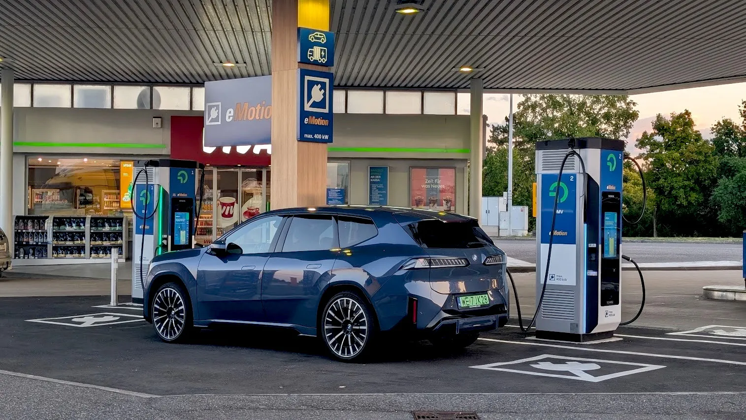carica EV, stazione di servizio, test BMW