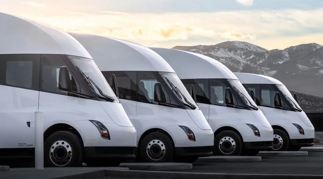 Attualmente: la società di trasporti Einride intende aggiungere 500 Tesla Semi alla propria flotta – inizio delle operazioni a settembre