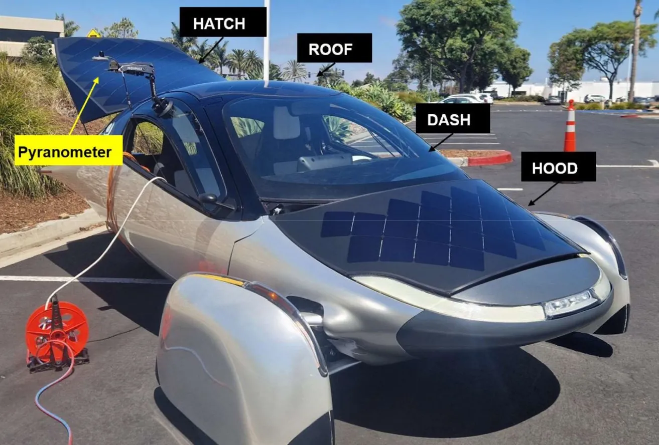 L’Aptera, un veicolo a tre ruote con carrozzeria ricoperta di pannelli fotovoltaici, è in grado di produrre oltre 4 kWh di energia al giorno. Autonomia di 60+ km.