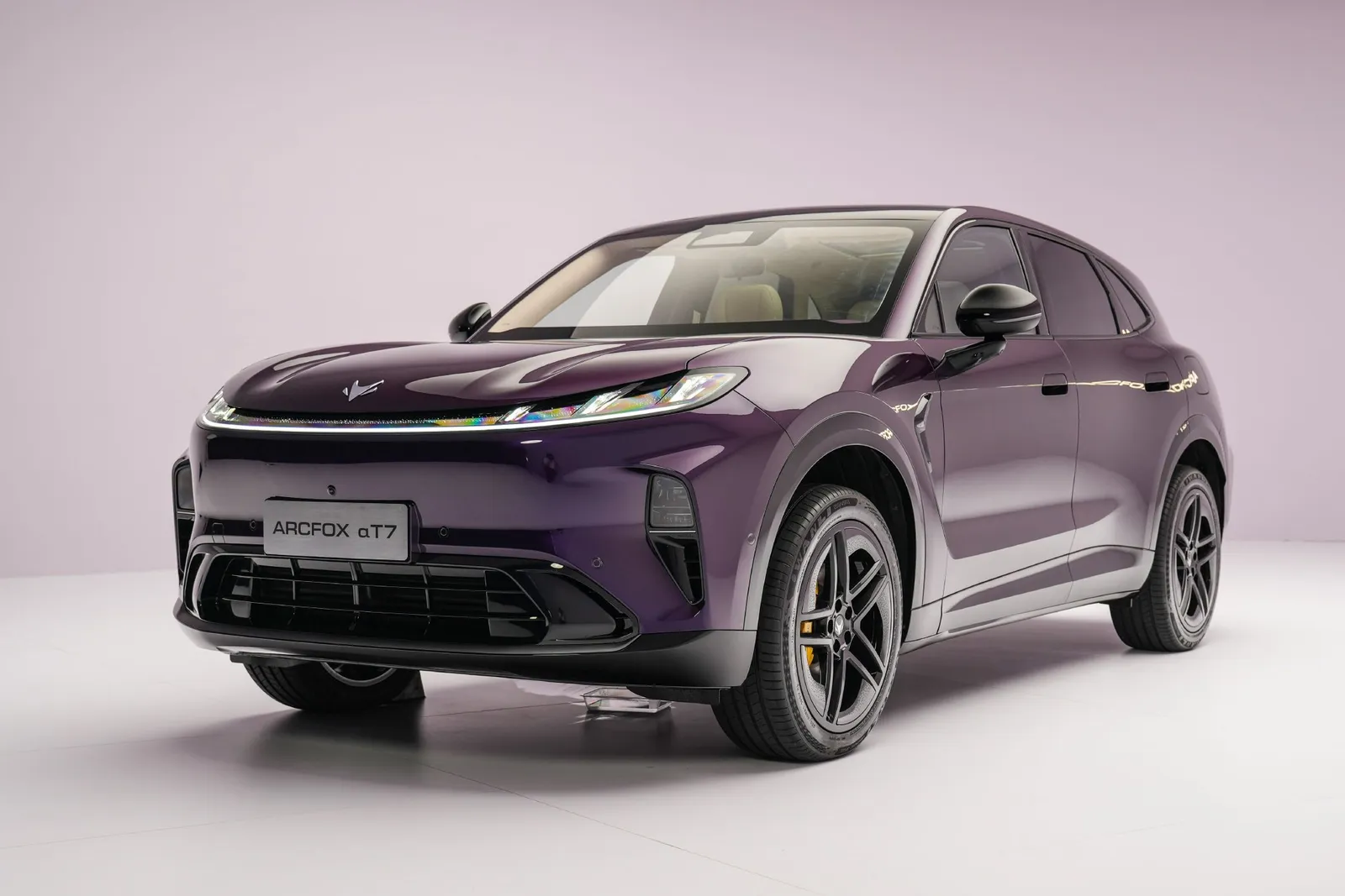 Arcfox Alpha T7 ruszył w przedsprzedaży od 137 800 juanów. Duży SUV BAIC-a wygląda jak Xiaomi YU7