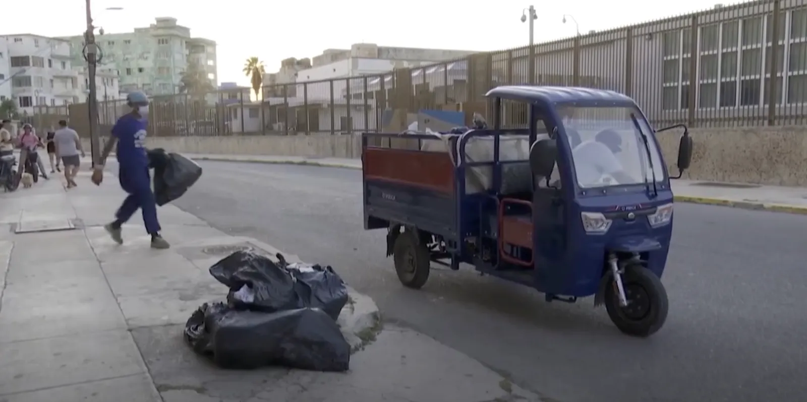 Mentre gli Stati Uniti cercano di affamare Cuba, i trike elettrici a energia solare rappresentano una speranza di salvezza.