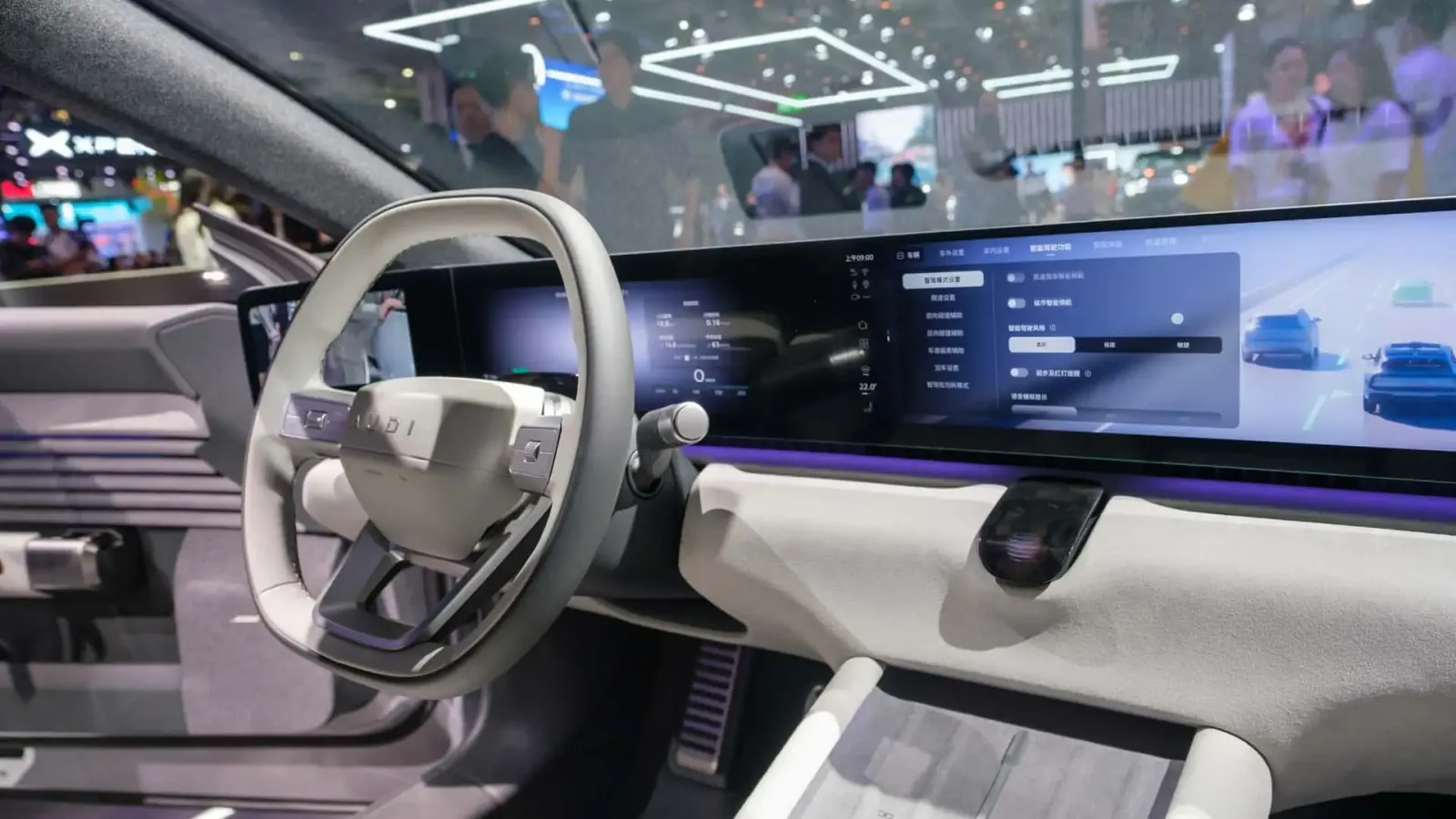 L’AUDI E5 Sportback dispone di un display interno che si estende da una colonna all’altra. Fa parte dell’equipaggiamento anche un completo pacchetto ADAS con Lidar e 11 telecamere.