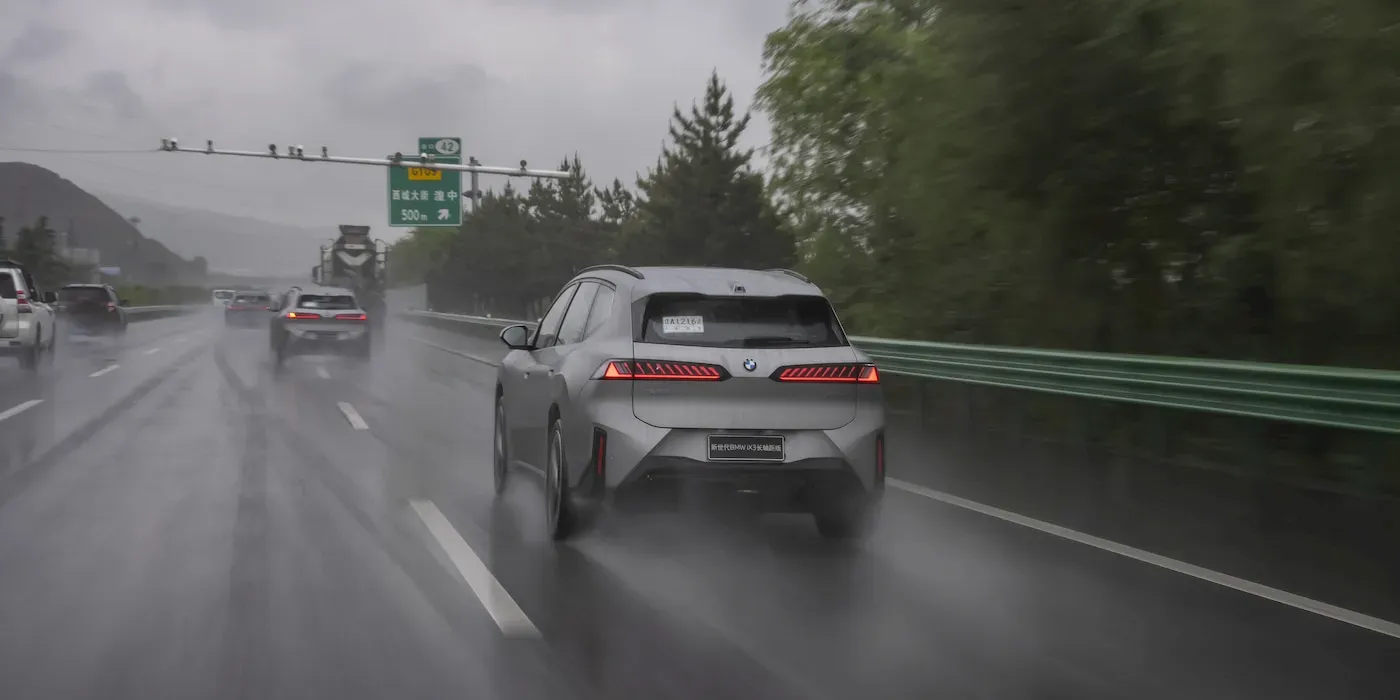 BMW-iX3-500-miles-range-rain