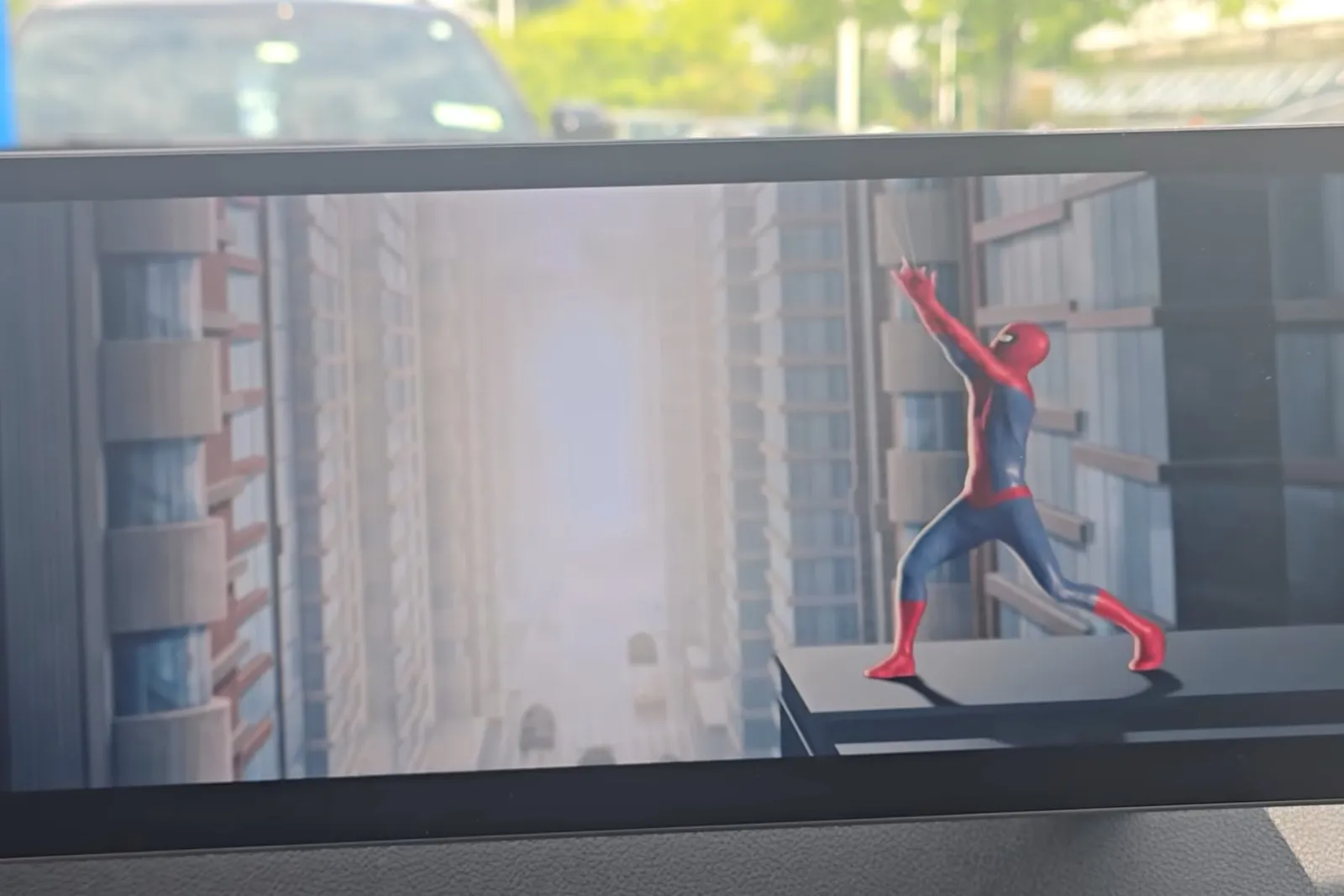 A BMW gera críticas com publicidade do Homem-Aranha dentro dos carros