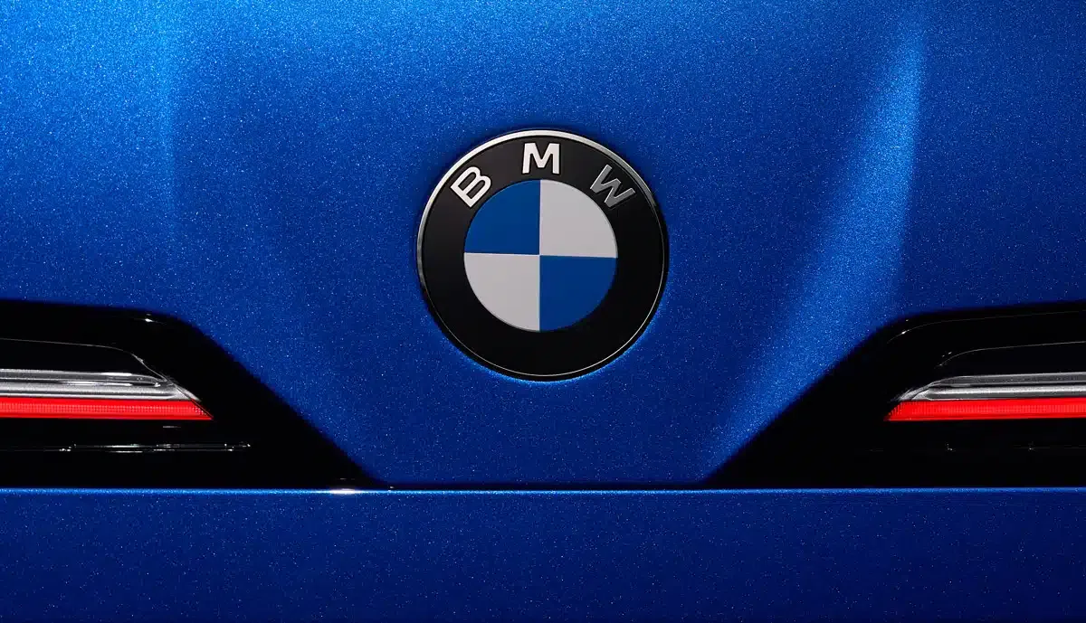 A BMW testa o M3 elétrico com disfarce no Nürburgring