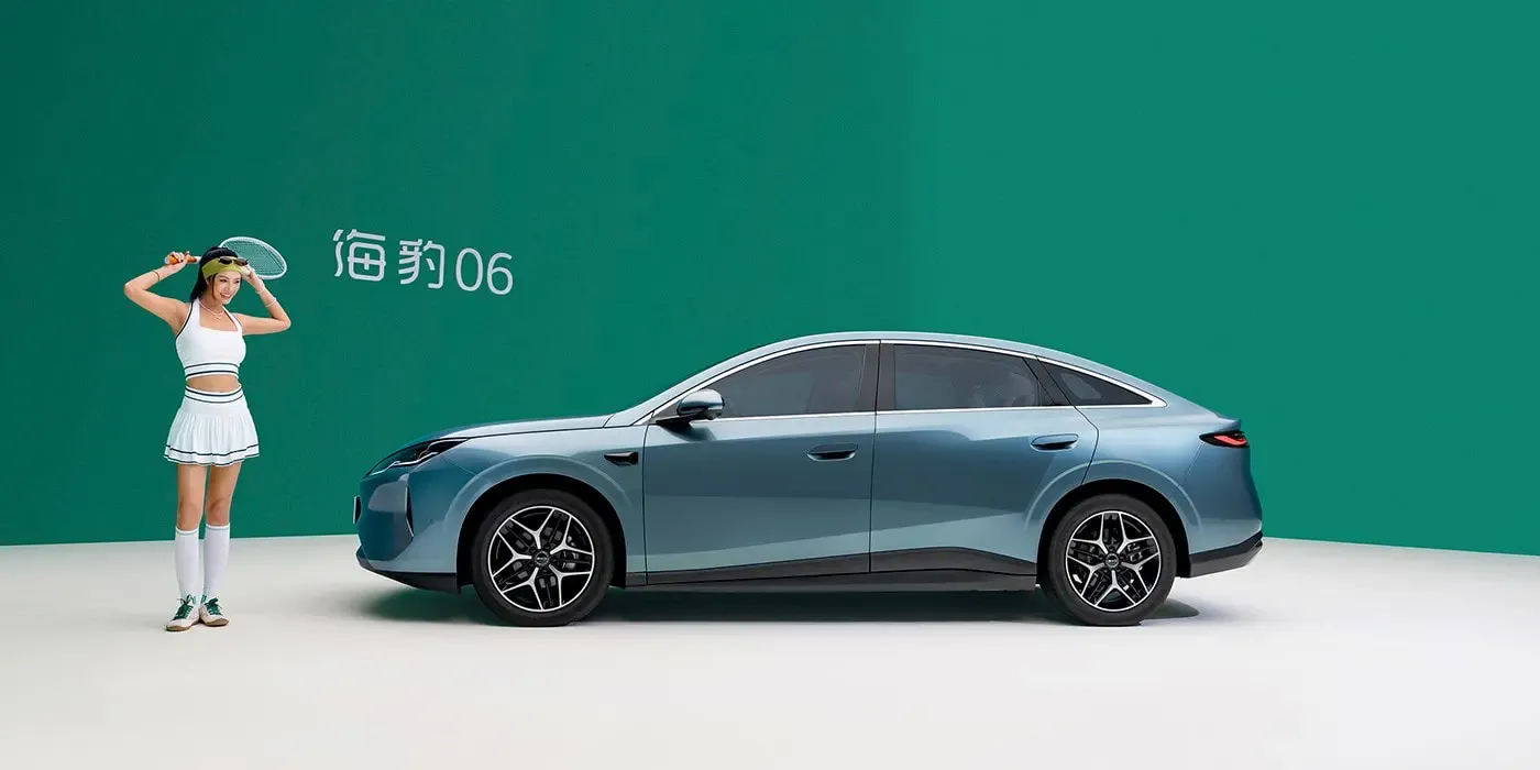 Der neue elektrische Sedan von BYD ist genauso groß wie ein Tesla Model 3, hat aber nur die Hälfte des Preises.