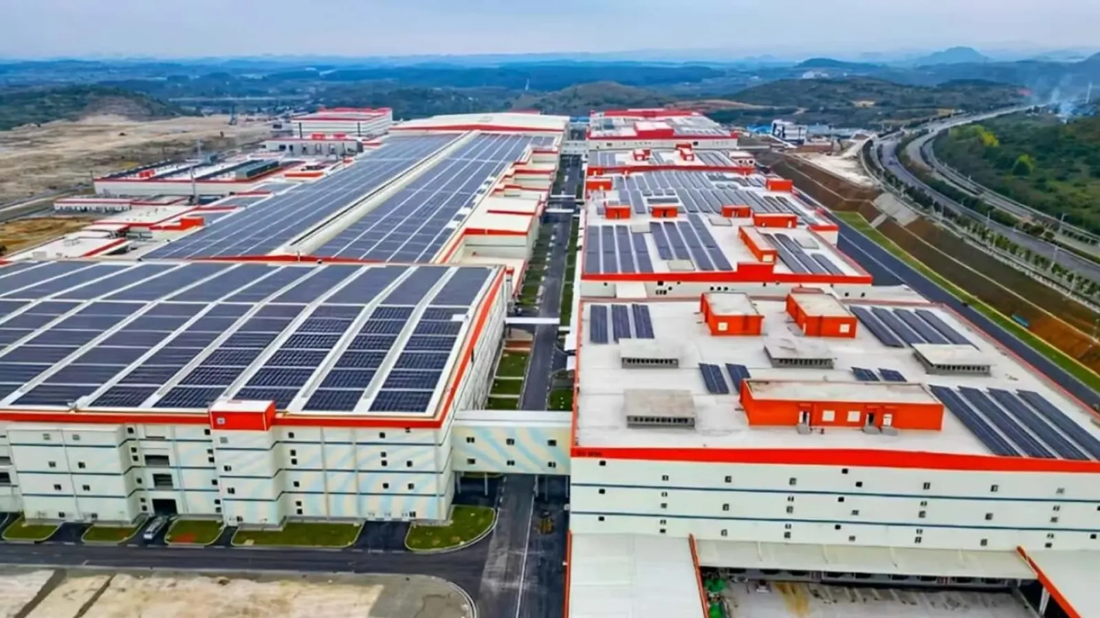 CATL ha annunciato la neutralità carbonica delle 20 fabbriche. Le emissioni più difficili da ridurre rimangono comunque al di fuori dei cancelli.