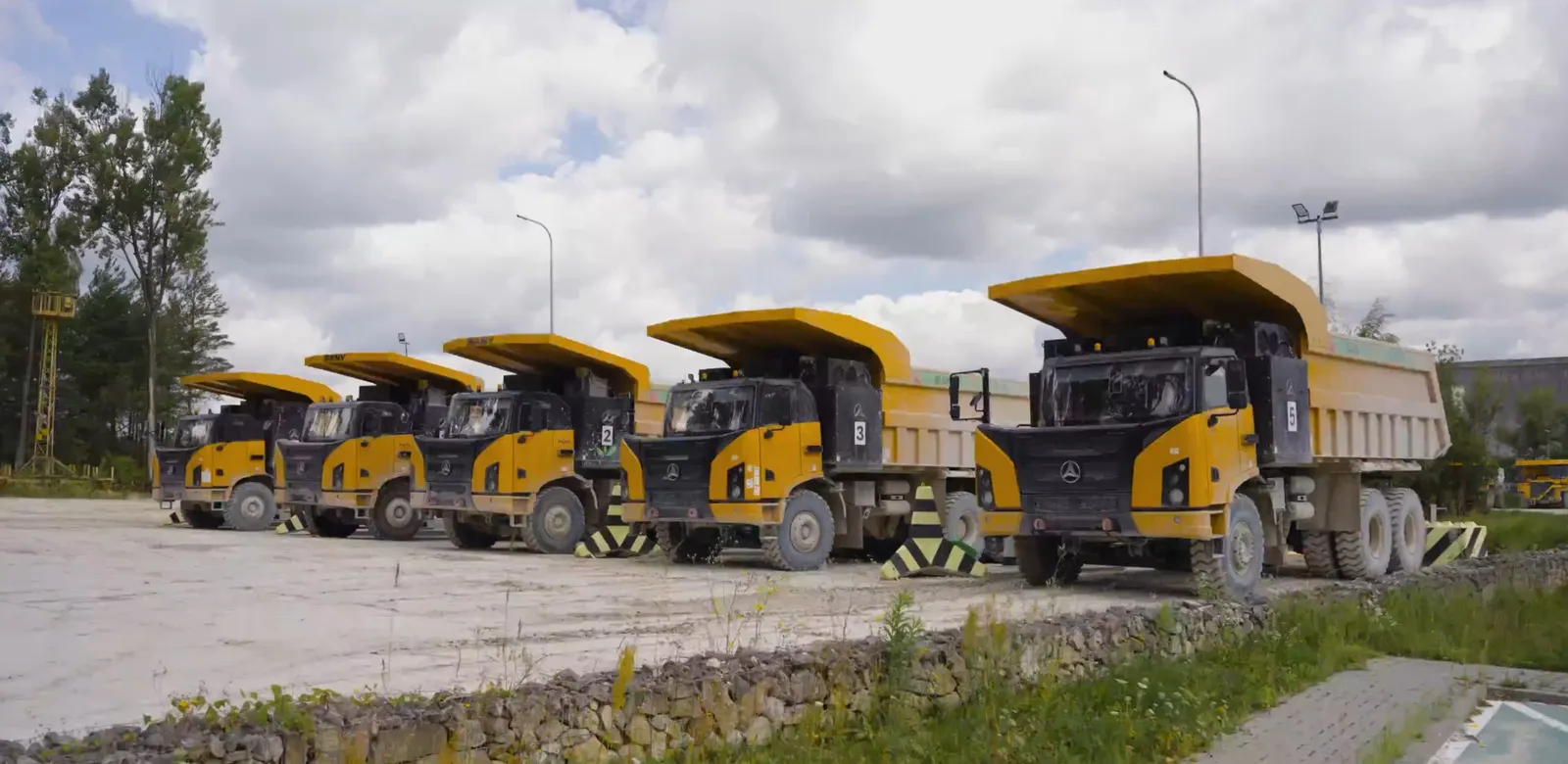 La cementeria di Małogoszcz non dispone più di macchinari minerari a combustione interna. Solo modelli elettrici. E stazioni di carica da 1,6 MW.