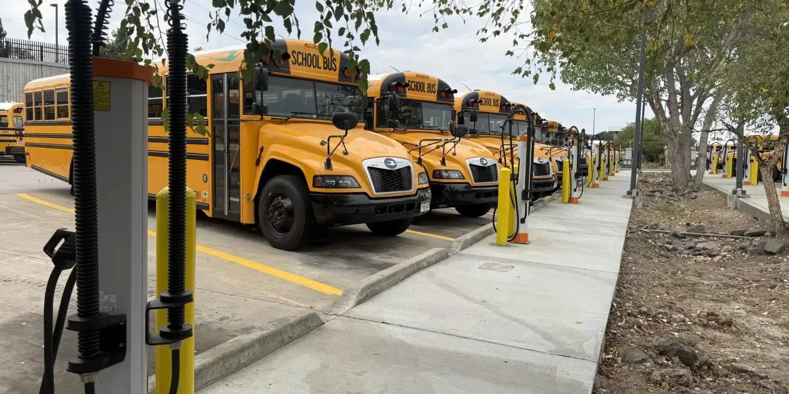 La più grande flotta di autobus scolastici elettrici del Colorado riceve un hub di ricarica con 26 prese.