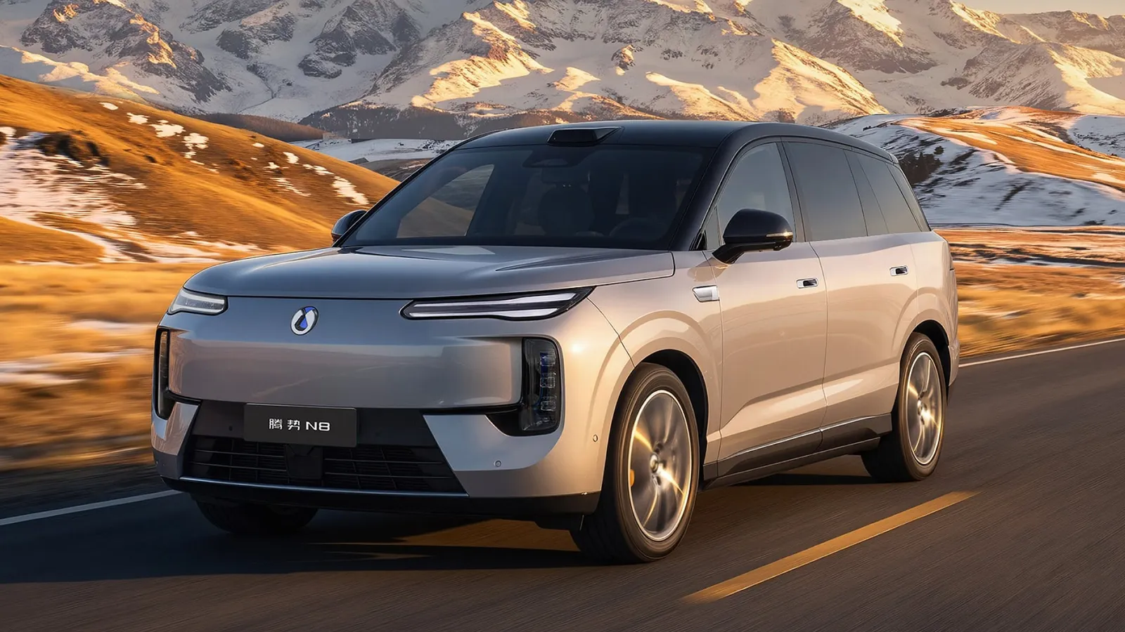 Denza N8 dostała 1003 km CLTC i baterię 130,15 kWh. BYD gra tu ekranami i liczbami