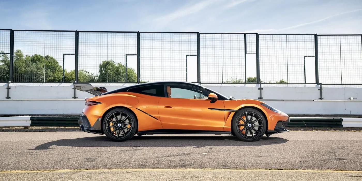 La Denza Z arriva in Europa a partire da 142.900 sterline. In teoria è più veloce e più economica del 911 Turbo S.