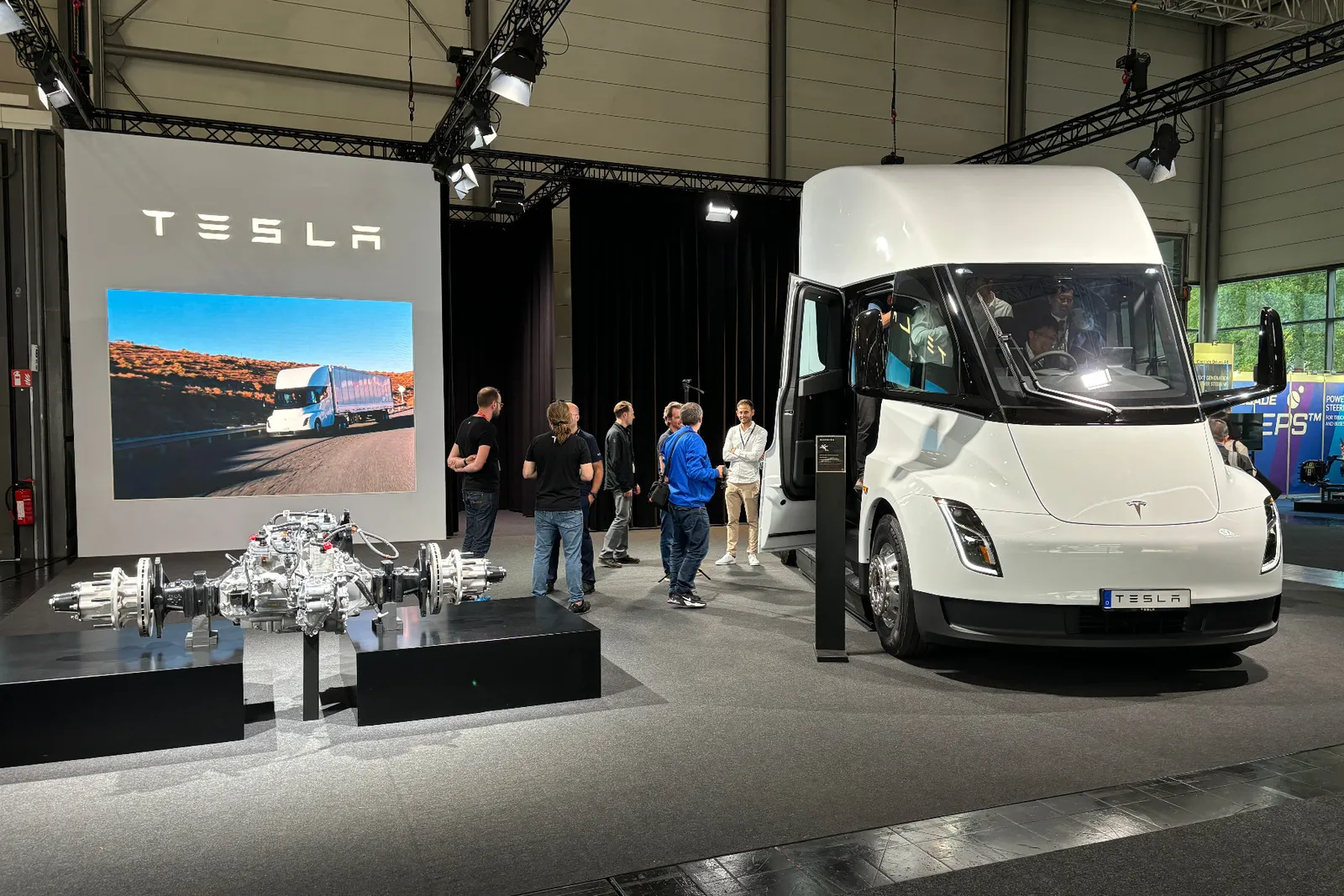 Il camion elettrico Tesla Semi arriva all’IAA / si avvicina il lancio in Europa