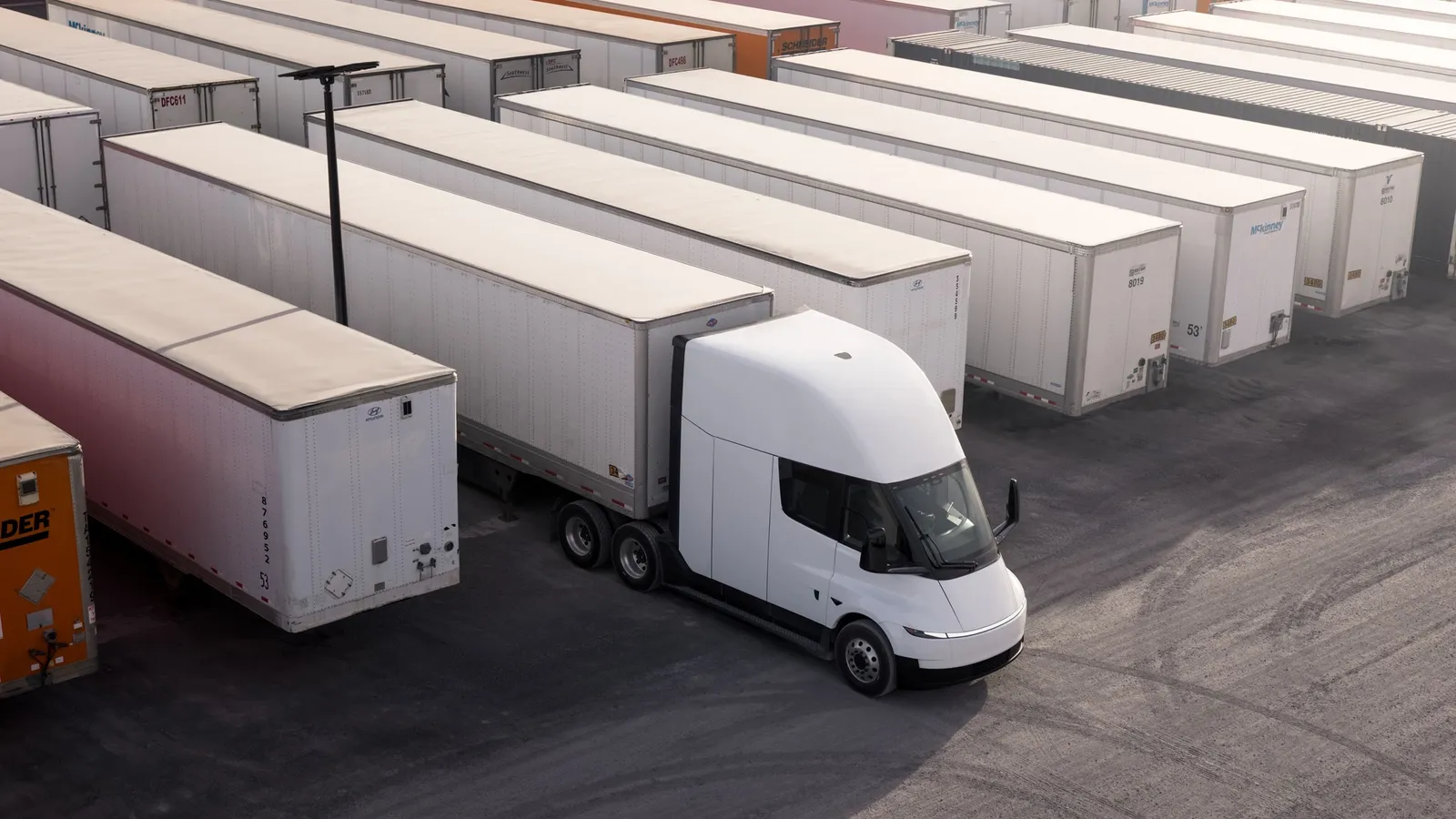 Einride ha ordinato ben 500 Tesla Semi. È la stessa azienda che si è vantata della tecnologia dei camion autonomi.