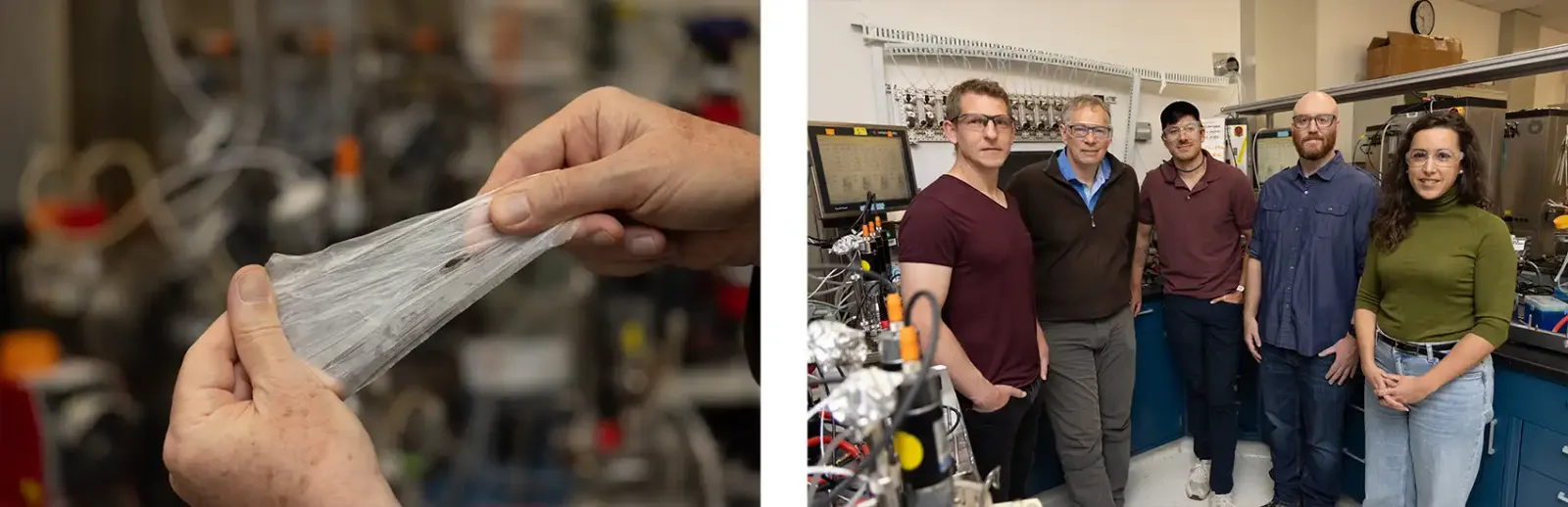 Duas mãos separando um pedaço de plástico; cinco pessoas em pé posando em um laboratório.