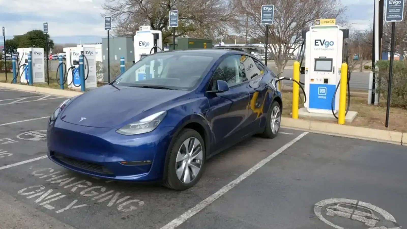 Tesla Model Y carregando em um carregador da EVgo