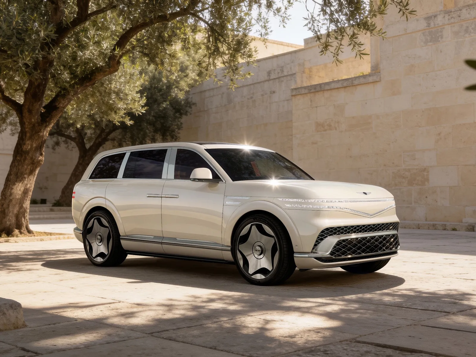 La Genesis GV90 farà il suo debutto nel Regno Unito nel 2027 con un prezzo di 100.000 sterline, avendo chiaramente come obiettivo il Range Rover Electric.