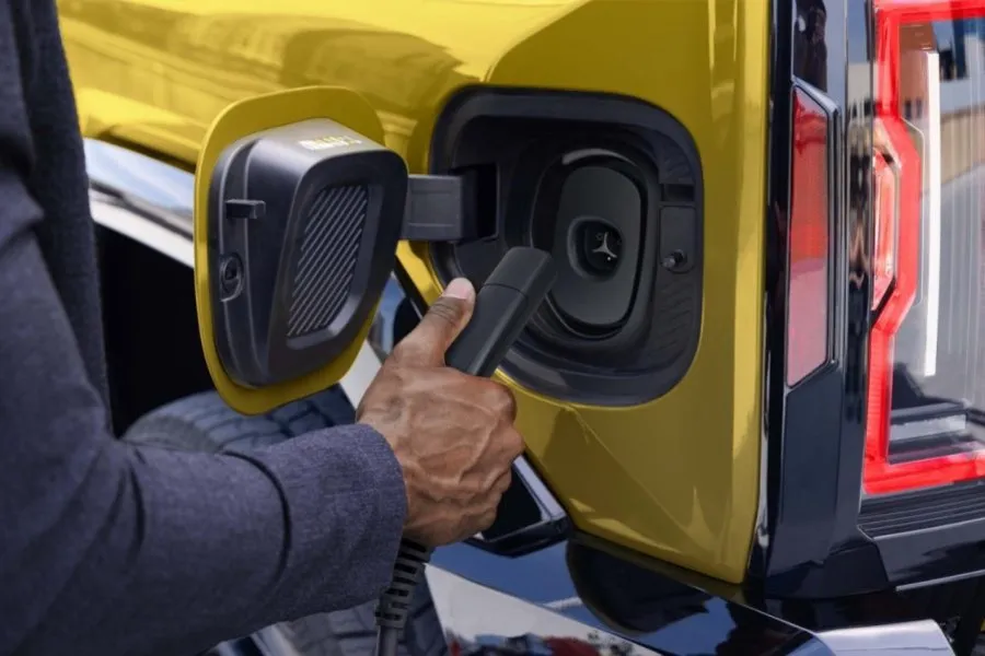GM passerà a prese di ricarica NACS native per il modello del 2027.