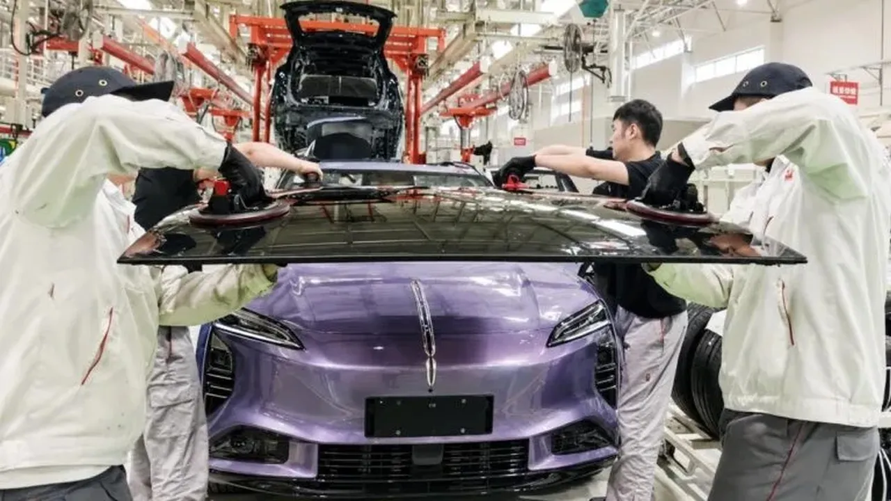 Hongqi EHS7, pierwszy samochód z perowskitami na dachu. Moce mizerne, ładowanie chyba nawet nie ruszy