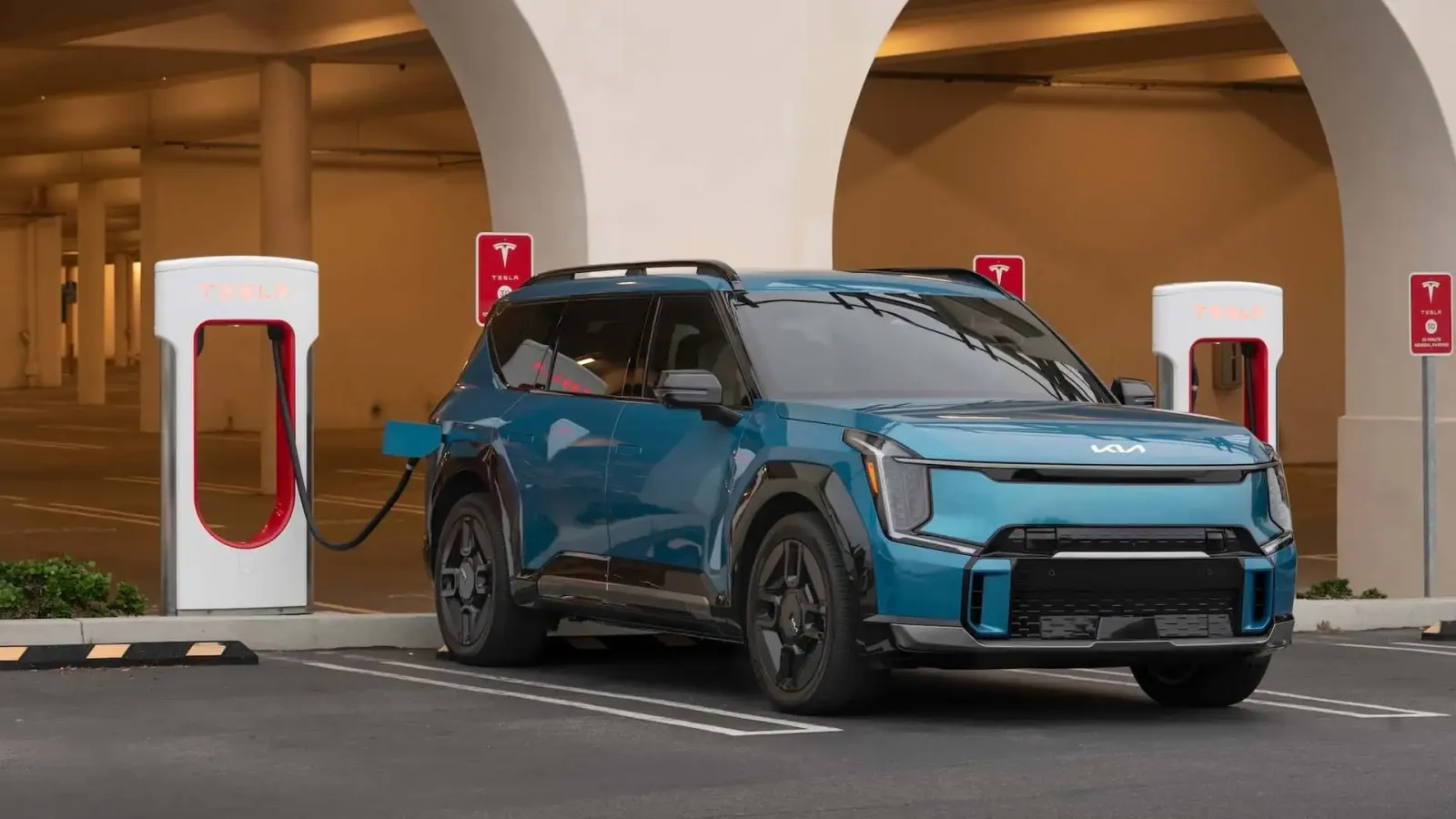 O EV9 foi o carro elétrico mais vendido da Kia no mês passado, superando o mais acessível EV6.